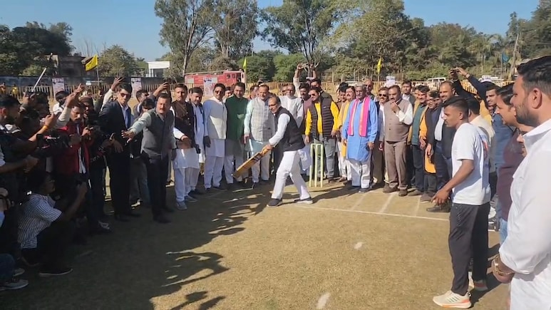 राजनीति से क्रिकेट तक: शिवराज सिंह चौहान का दिखा अनोखा अंदाज़, मैदान में उतरते ही कर दी चौको-छक्कों की बरसात&nbsp;