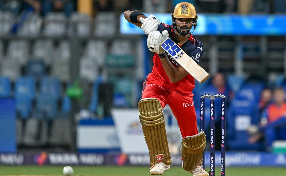RCB vs MI LIVE Score:  रजत पाटीदार सिर्फ 8 रन बनाकर आउट, आरसीबी को तीसरा झटका