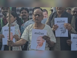 मनरेगा नाम बदलने के विरोध में MP में कांग्रेस का प्रदर्शन, महात्मा गांधी की वेशभूषा में दिखे कार्यकर्ता