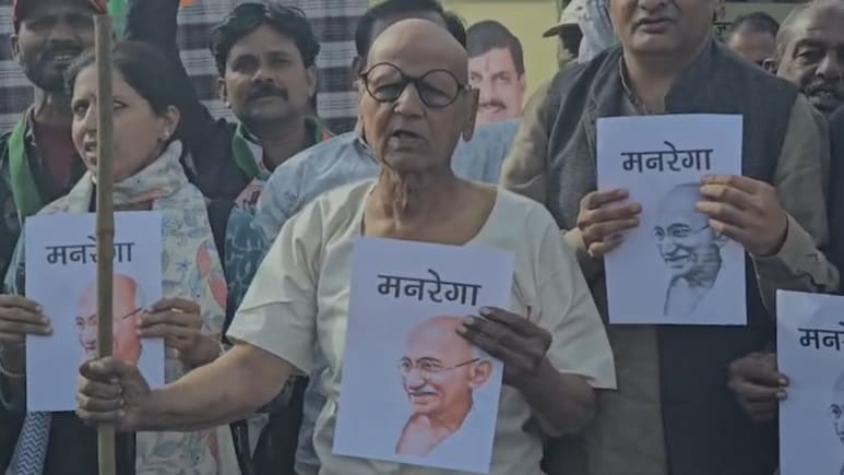 मनरेगा नाम बदलने के विरोध में MP में कांग्रेस का प्रदर्शन, महात्मा गांधी की वेशभूषा में दिखे कार्यकर्ता