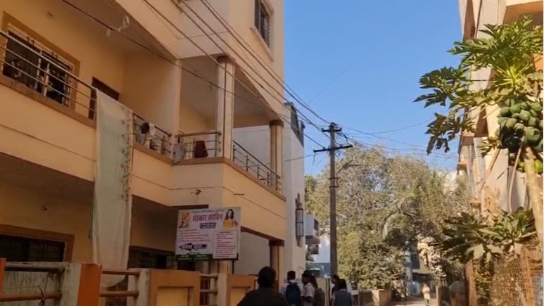 Pune Crime: शिक्षकांसमोरच रक्त सांडलं! विद्यार्थ्याने वर्गमित्राचा गळा चिरला; पुण्यातील भयावह घटना