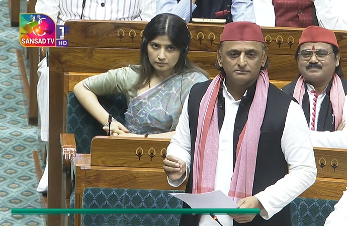 कुछ लोग अंग्रेजों के लिए जासूसी का काम करते थे...लोकसभा में वंदे मातरम पर चर्चा में अखिलेश यादव