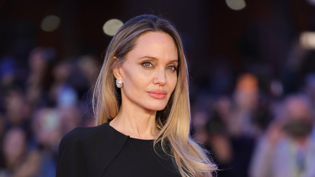 Angelina Jolie Bares Her Breast Cancer Scars On Time Magazine France Cover