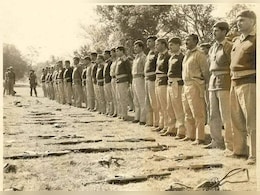 विजय दिवस: जमीन पर पड़े हथियार, भारतीय सेना के इस पराक्रम की ये तस्वीर आपको गर्व से भर देगी