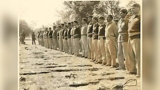 जमीन पर पड़े हथियार, भारतीय सेना के इस पराक्रम की ये तस्वीर आपको गर्व से भर देगी