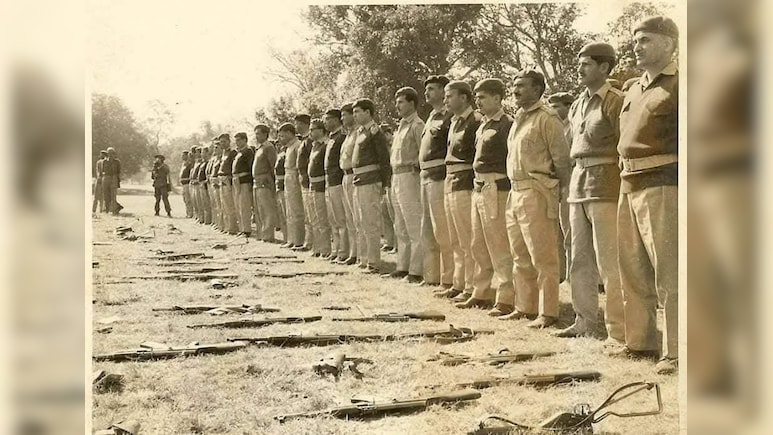 विजय दिवस: जमीन पर पड़े हथियार, भारतीय सेना के इस पराक्रम की ये तस्वीर आपको गर्व से भर देगी