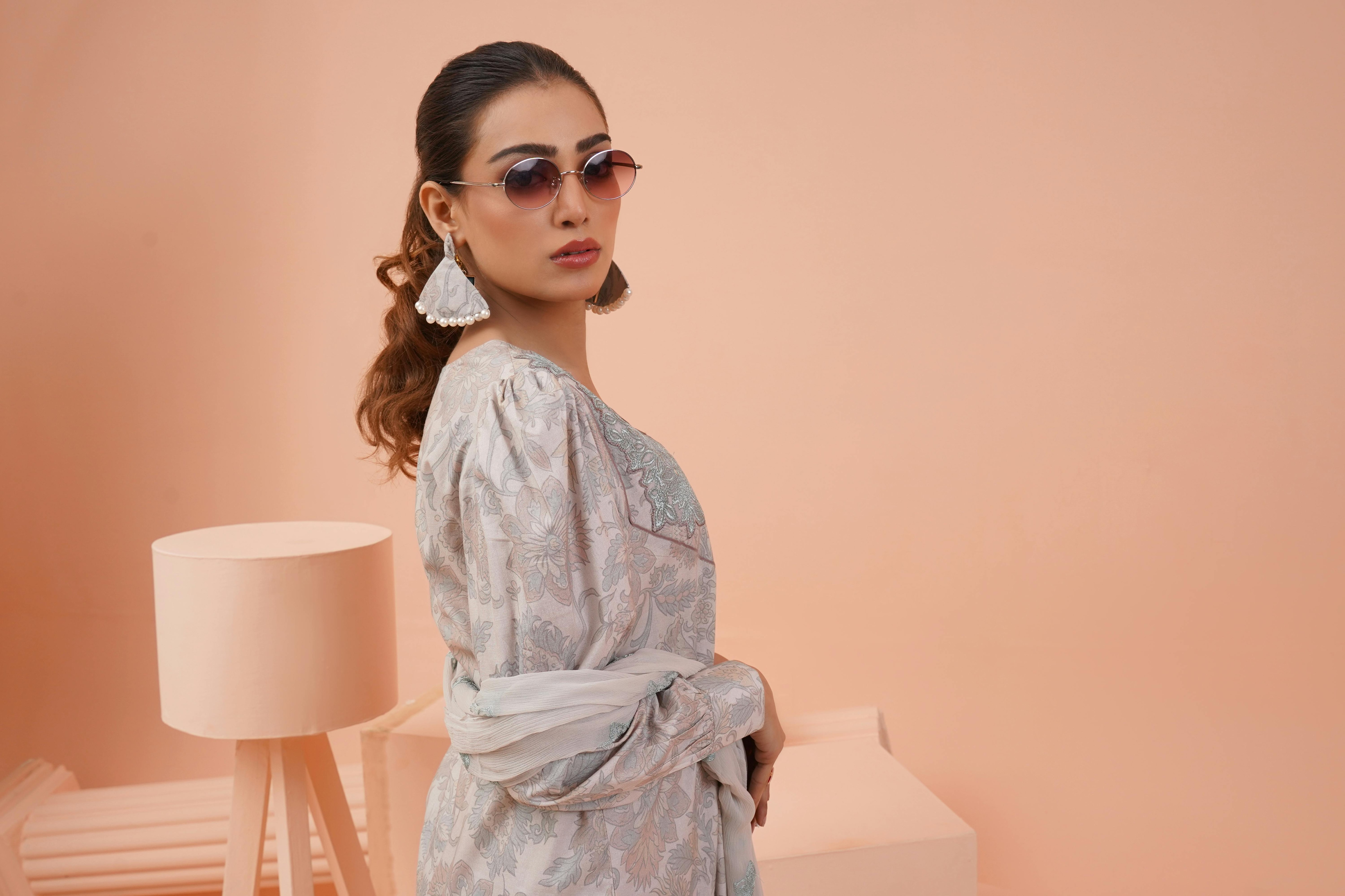 Use dark-coloured bottoms with pastel linen kurtas