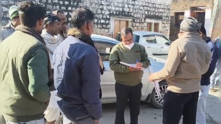 डिवाइडर पर सो रहे 2 किसानों को स्लीपर बस ने कुचला, मौके पर मौत; मंडी से लौटते खराब हो गया था ट्रैक्टर