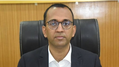 IAS Ajeet Vasant: बिहार के वसंत सरगुजा कलेक्टर, इंजीनियरिंग का ख्याल छोड़ तैयारी की, दूसरे प्रयास में क्रैक किया UPSC