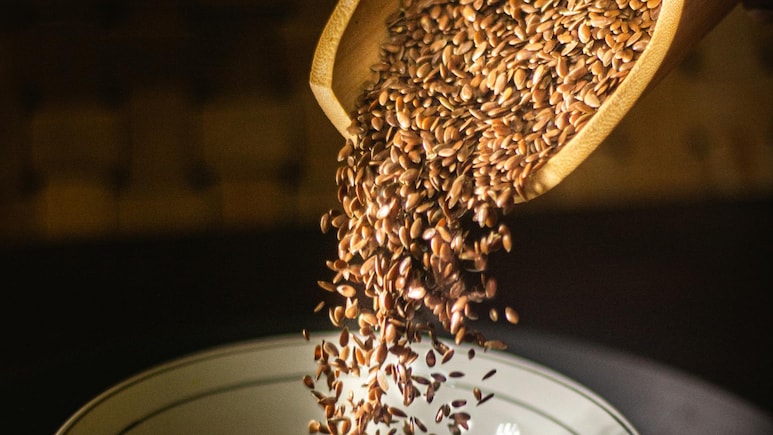 Flaxseed Gel For Hair: Does It Really Work? 4 Ways To Use