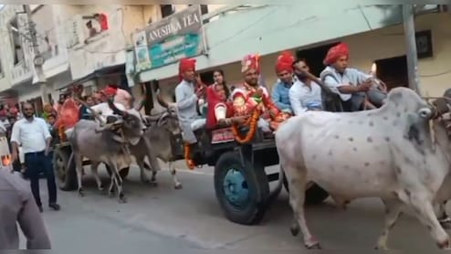 कपड़ा व्‍यापारी की बैलगाड़ी से न‍िकली बारात, सादगी से की शादी
