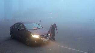Delhi-NCR Dense Fog Live Updates: कोहरे में आज भी लिपटी दिल्ली, यातायात पर पड़ रहा असर