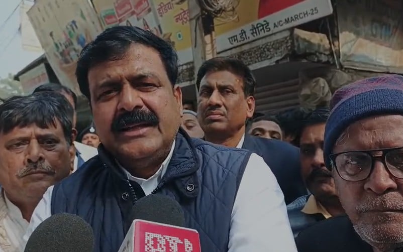 अतहर हुसैन के परिजनों से मिलने पहुंचे बिहार सरकार के मंत्री जमा खान. अतहर हुसैन के परिजनों से मिलने पहुंचे बिहार सरकार के मंत्री जमा खान.