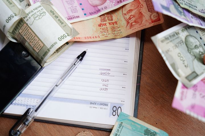 Rupee Falls To 82.90 Against Rising Dollar On Risk-Off Bets; RBI Eyed
