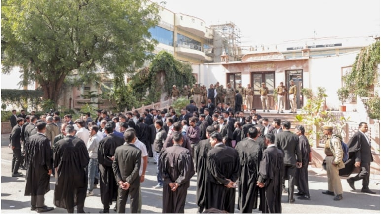 राजस्थान हाई कोर्ट में अचानक रोक दी गई सभी केसों की सुनवाई, दरवाजे की तरफ दौड़ पड़े लोग; जानें वजह