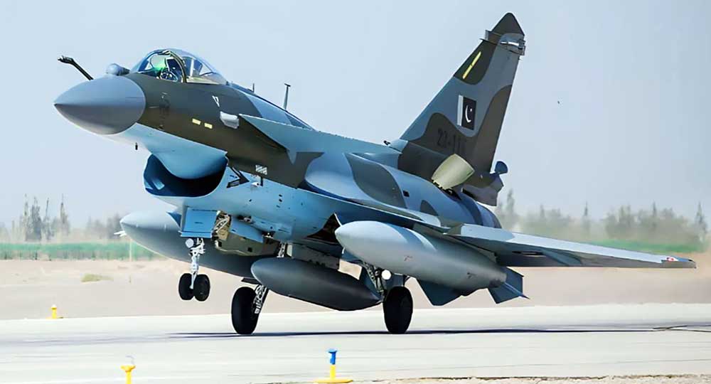 चीनी राष्ट्रपति शी जिनपिंग (दाएं) पाकिस्तानी पीएम शहबाज शरीफ के साथ.