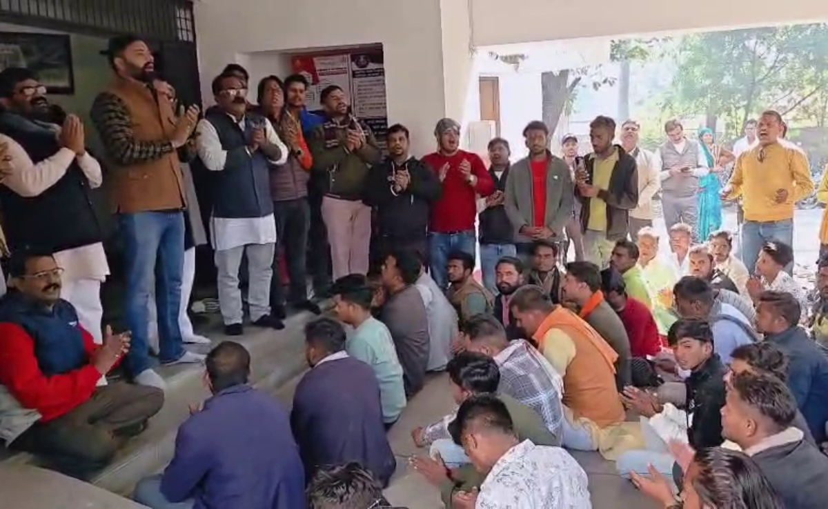 प्रेमी की प्रताड़ना से परेशान छात्रा ने की आत्महत्या की कोशिश, हिंदू संगठनों ने SP ऑफिस पर पढ़ी हनुमान चालिसा