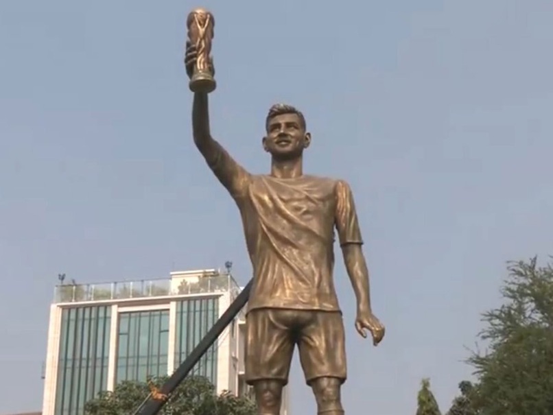 Messi In India: 12 हजार की टिकट के बाद भी 10 मिनट नहीं देख सके; मेसी के निराश फैंस ने जमकर की तोड़फोड़, ममता की माफी