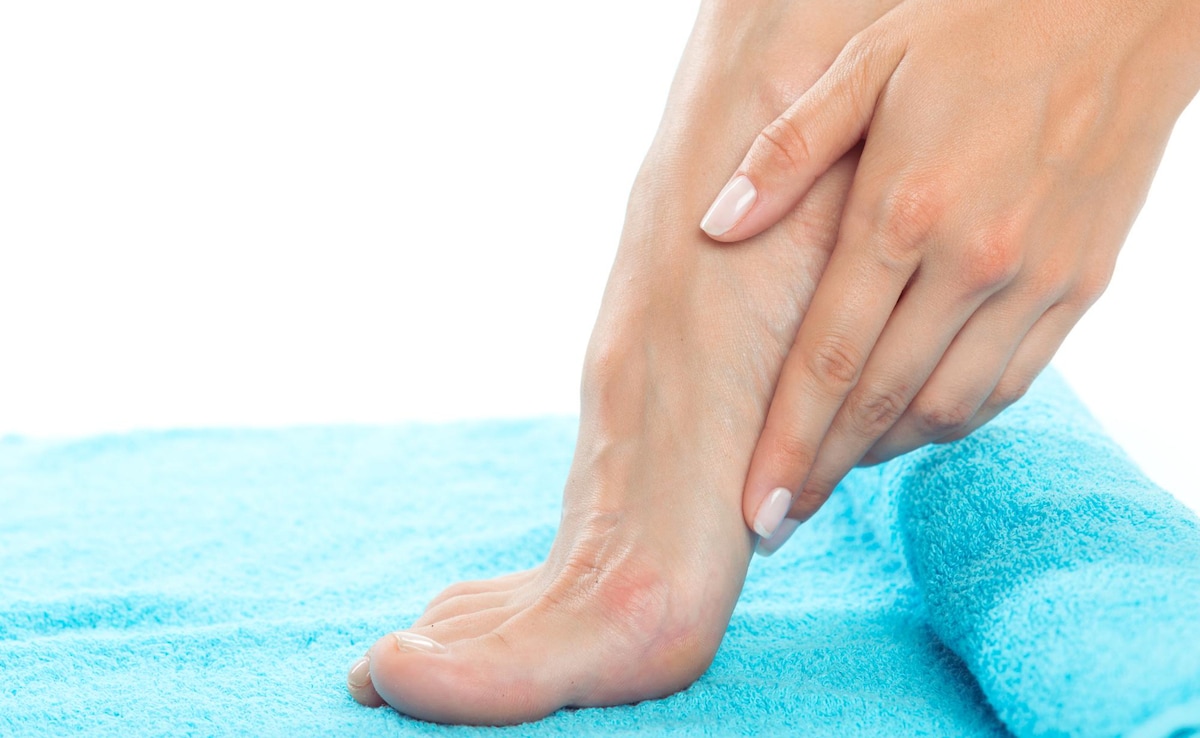 Tips to maintain feet health in winter Tips to maintain feet health in winter