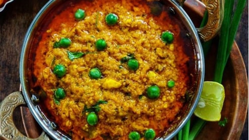 Haldi ki sabji: किचन में घुलेगी ताजी हल्दी की खुशबू, फूलगोभी, मटर और देसी घी के साथ ऐसे बनाएं राजस्थानी विंटर स्पेशल डिश