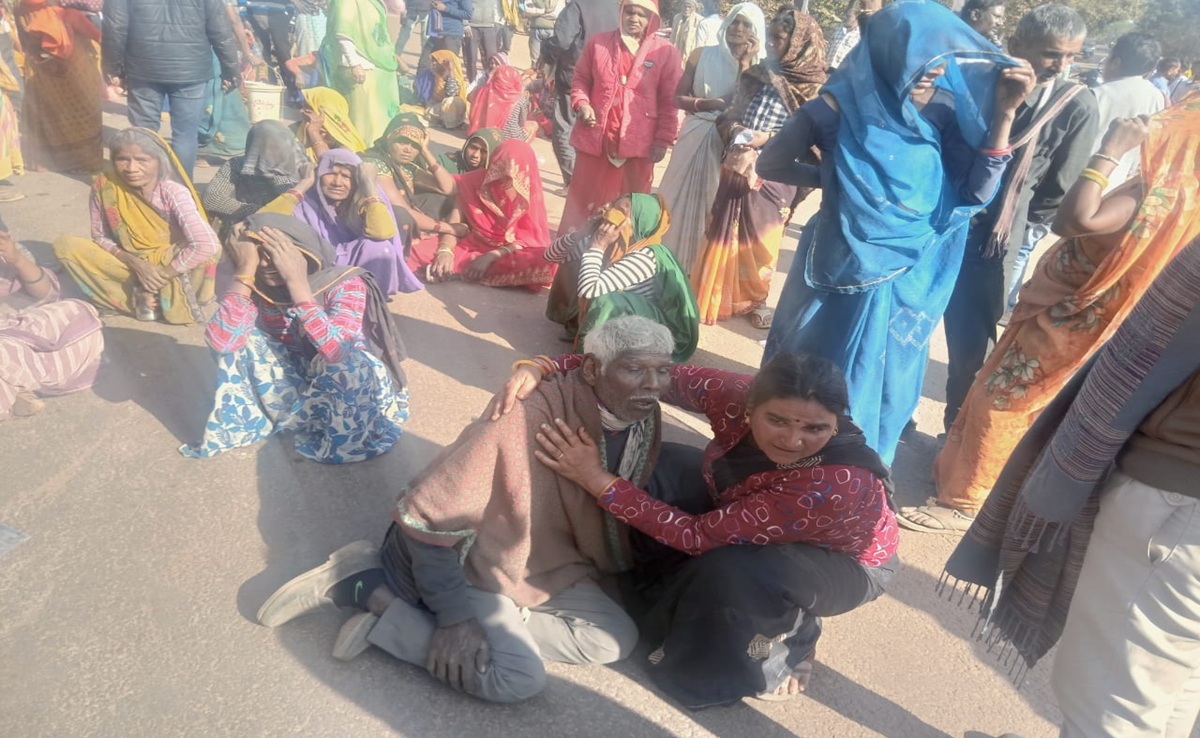 Road Jaam: शराब ठेकेदार की गाड़ी ने युवक को कुचला, युवक की मौत के बाद परिजनों ने सड़क को किया जाम