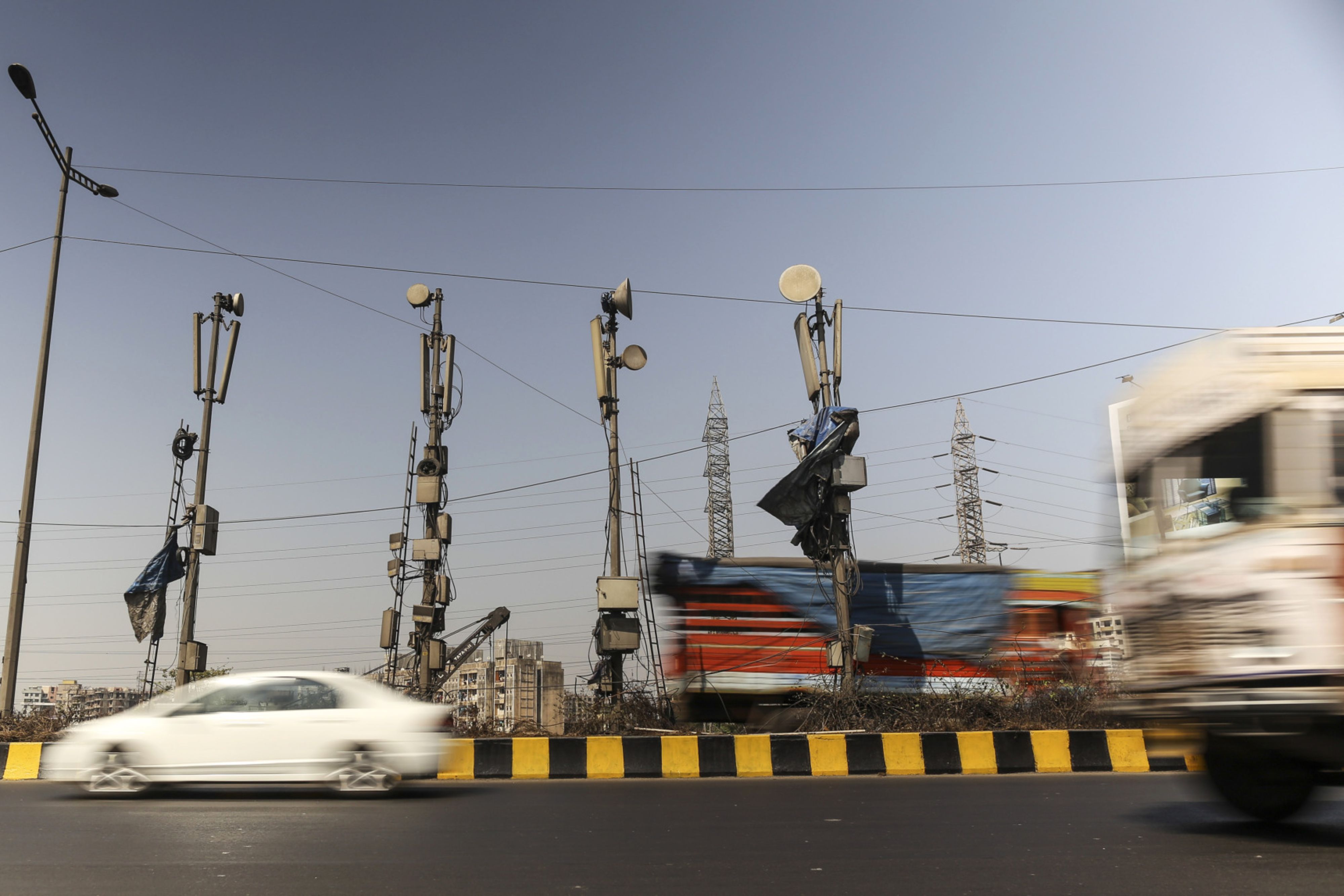 Telecom Operators Flag High Speed E And V Spectrum Bands, Floor Price, Other Issues At Meeting With TRAI Chief