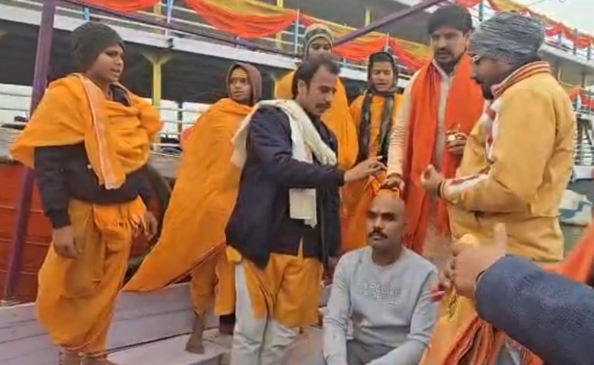 वाराणसी में असद खान का शुद्धीकरण कराकर हिंदू धर्म में शामिल करवाते विद्वान. वाराणसी में असद खान का शुद्धीकरण कराकर हिंदू धर्म में शामिल करवाते विद्वान.