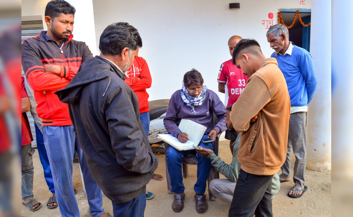 ( गोवा के नाइट क्लब में लगी आग में रांची के प्रदीप महतो (24) और विनोद महतो (20) की मौत हुई है. दुख में डूबे उनके परिवार के लोग...)