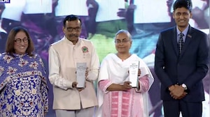 Dr. Ashish Satav And Dr. Kavita Satav Of The MAHAN Trust Win NDTV 'Health Leader Of The Year' Award
