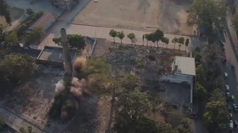 45 साल पुरानी 150 फीट चिमनी को बारूद से क्यों उड़ाया गया? चंद सेकेंड में ढह गई