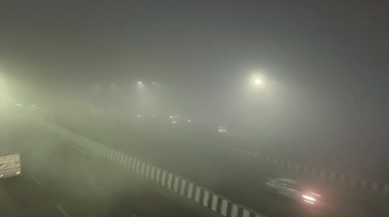 फॉग और स्मॉग का दिल्ली पर डबल अटैक, AQI पहुंचा 500, अक्षरधाम और इंडिया गेट हुए 'गुम'