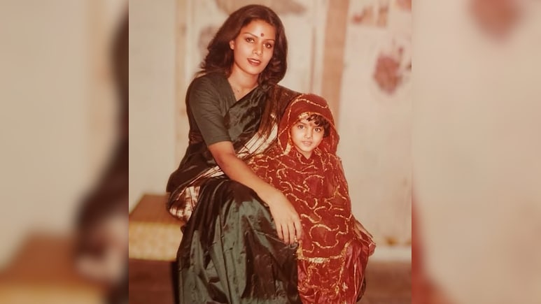 'वो चांद का इंतजार करती रही, पति जंग लड़ता रहा', फेमस एक्ट्रेस ने मां संग शेयर की बचपन की फोटो, बच्ची को पहचाना क्या?