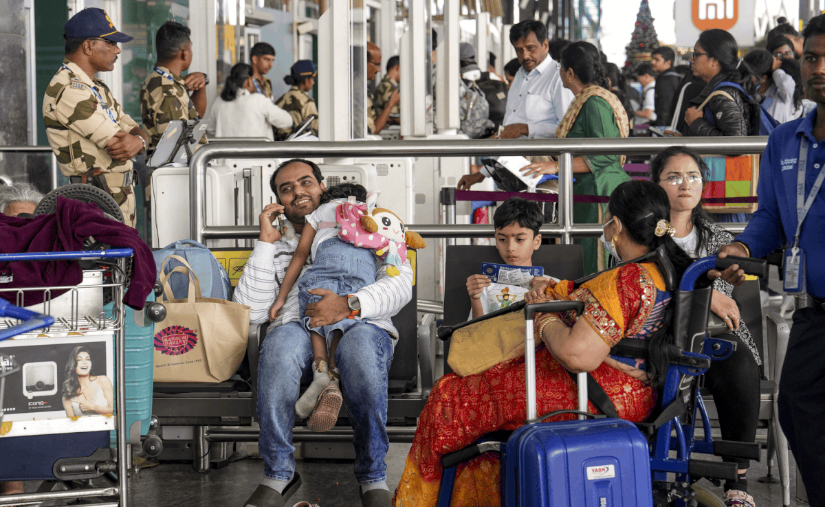 कोई पिता की अस्थि के साथ, कोई फंसा पूरी रात... IndiGo फ्लाइट्स में अटके 10 यात्रियों की आपबीती