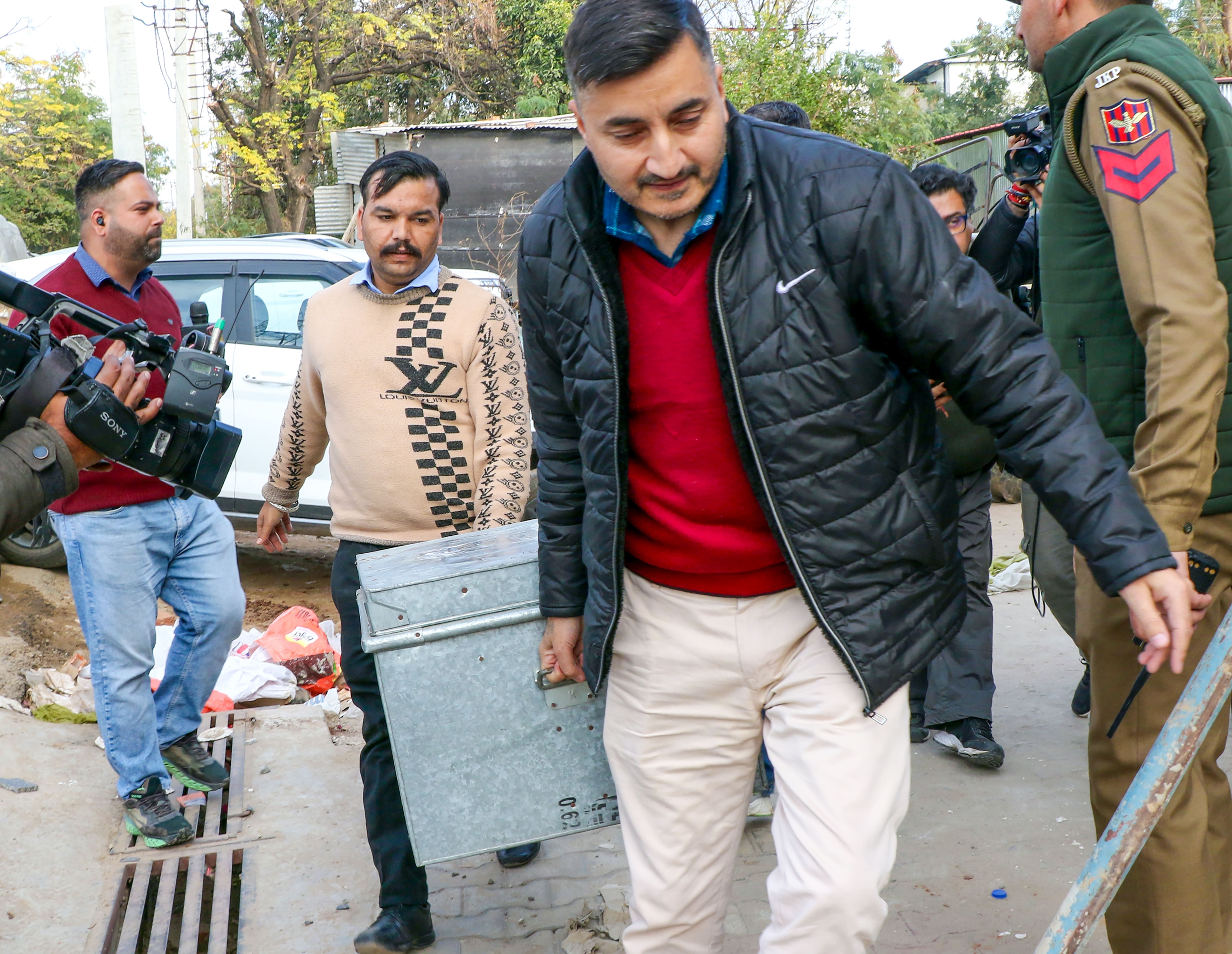 पहलगाम आतंकी हमले की चार्जशीट लेकर कोर्ट पहुंचे NIA के अधिकारी. पहलगाम आतंकी हमले की चार्जशीट लेकर कोर्ट पहुंचे NIA के अधिकारी.