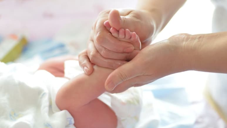 Parenting Tips: सर्दियों में ये 5 गलतियां छोटे बच्चों को कर सकती हैं बीमार, माता-पिता रखें इन बातों का ध्यान