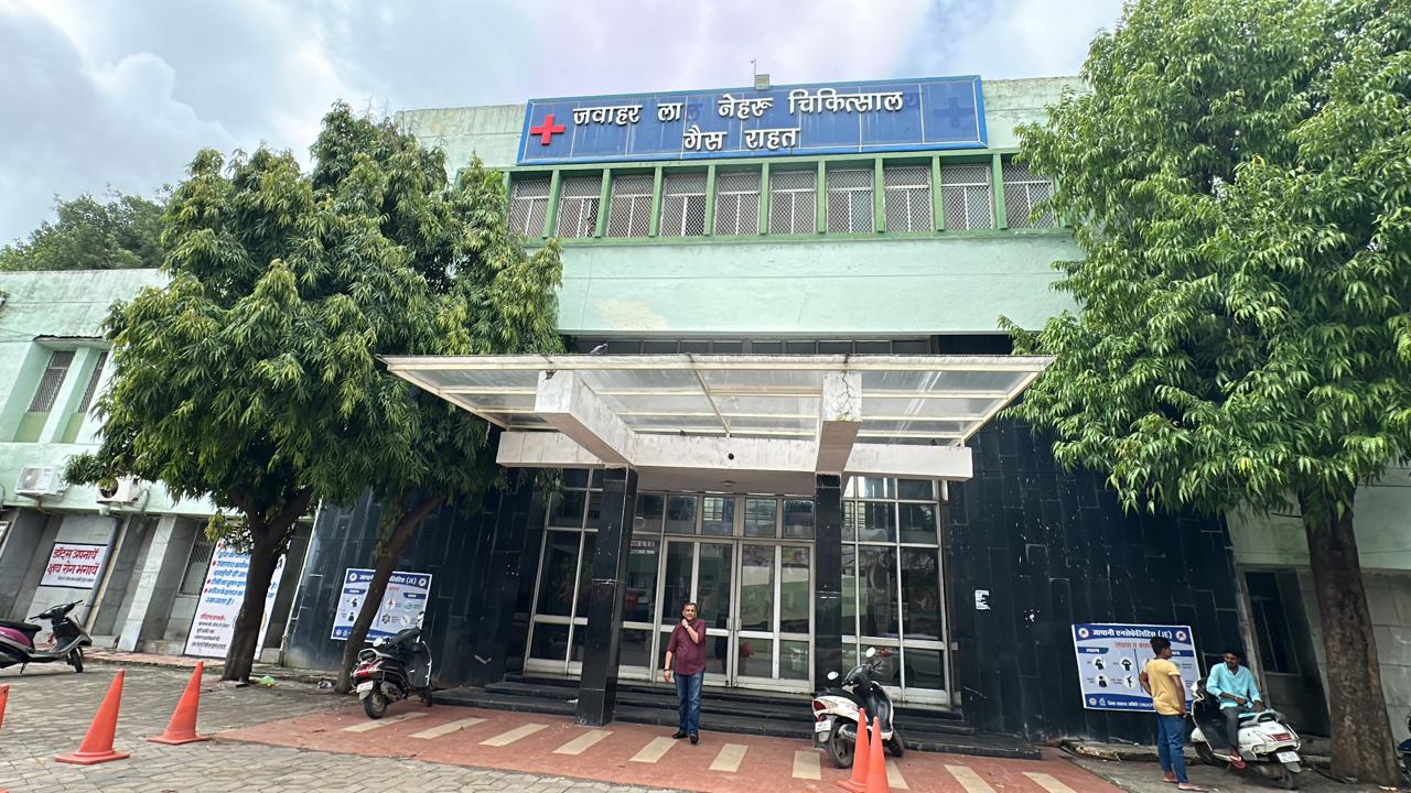 Bhopal Gas victims: भोपाल में ये अस्पताल आपको बाहर से चकाचक लगेंगे लेकिन  अंदर से खस्ताहाल हैं.