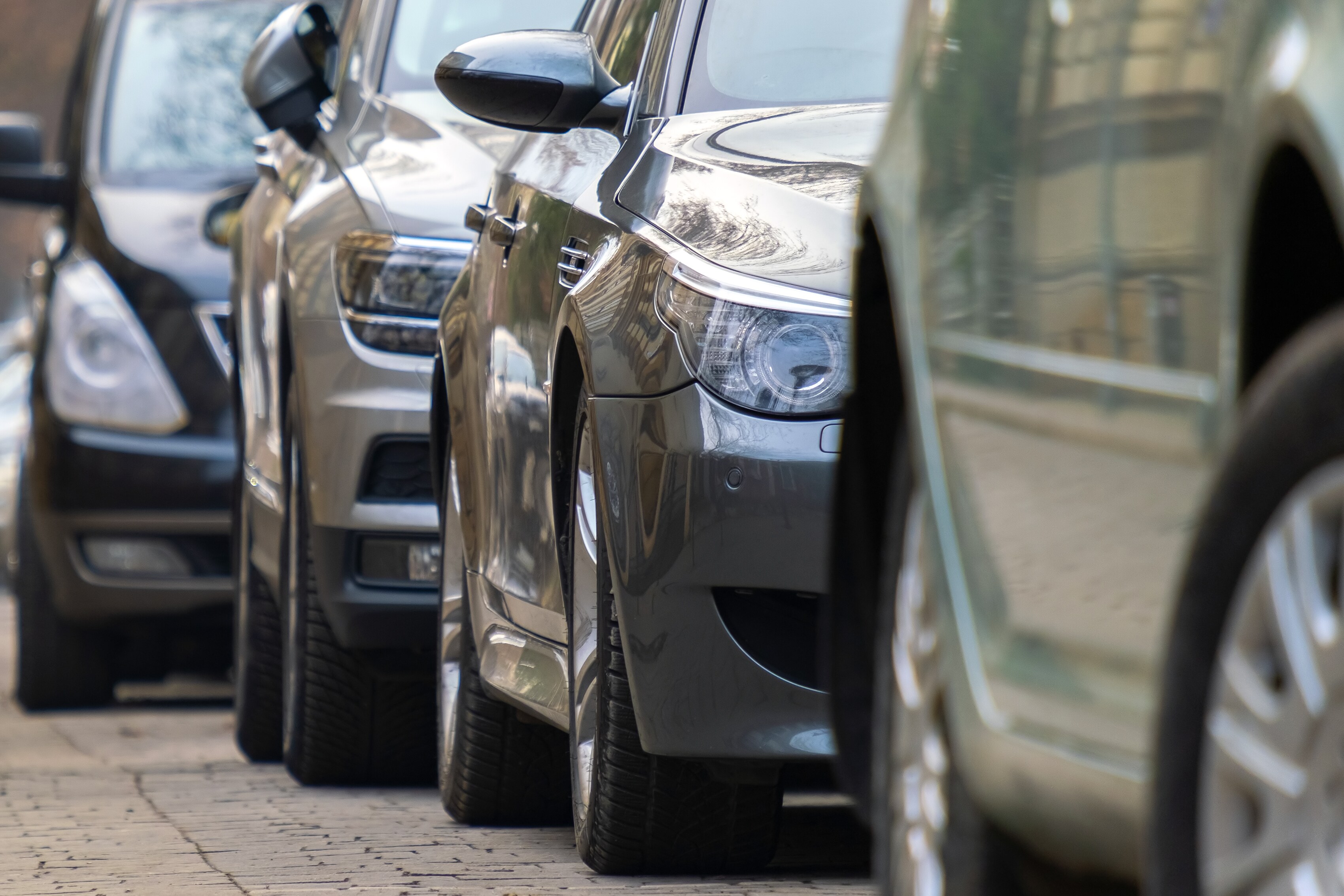 Nine Out Of 10 Car Buyers In India Prefer Physical Dealership Over Online Options: Study