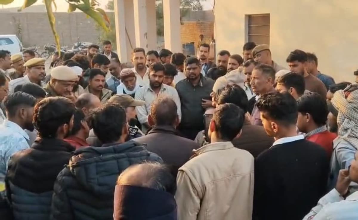 गायों की मौत की खबर आने के बाद गोशाला के पास प्रदर्शन करते लोग. गायों की मौत की खबर आने के बाद गोशाला के पास प्रदर्शन करते लोग.