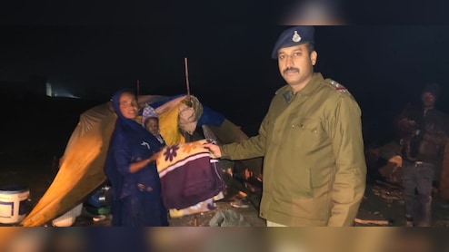 ये पुलिस जीत रही दिल... रात की दबिश के साथ राहत की भी दस्तक, गरीबों के बीच पहुंच TI बांट रहे गरम कपड़े