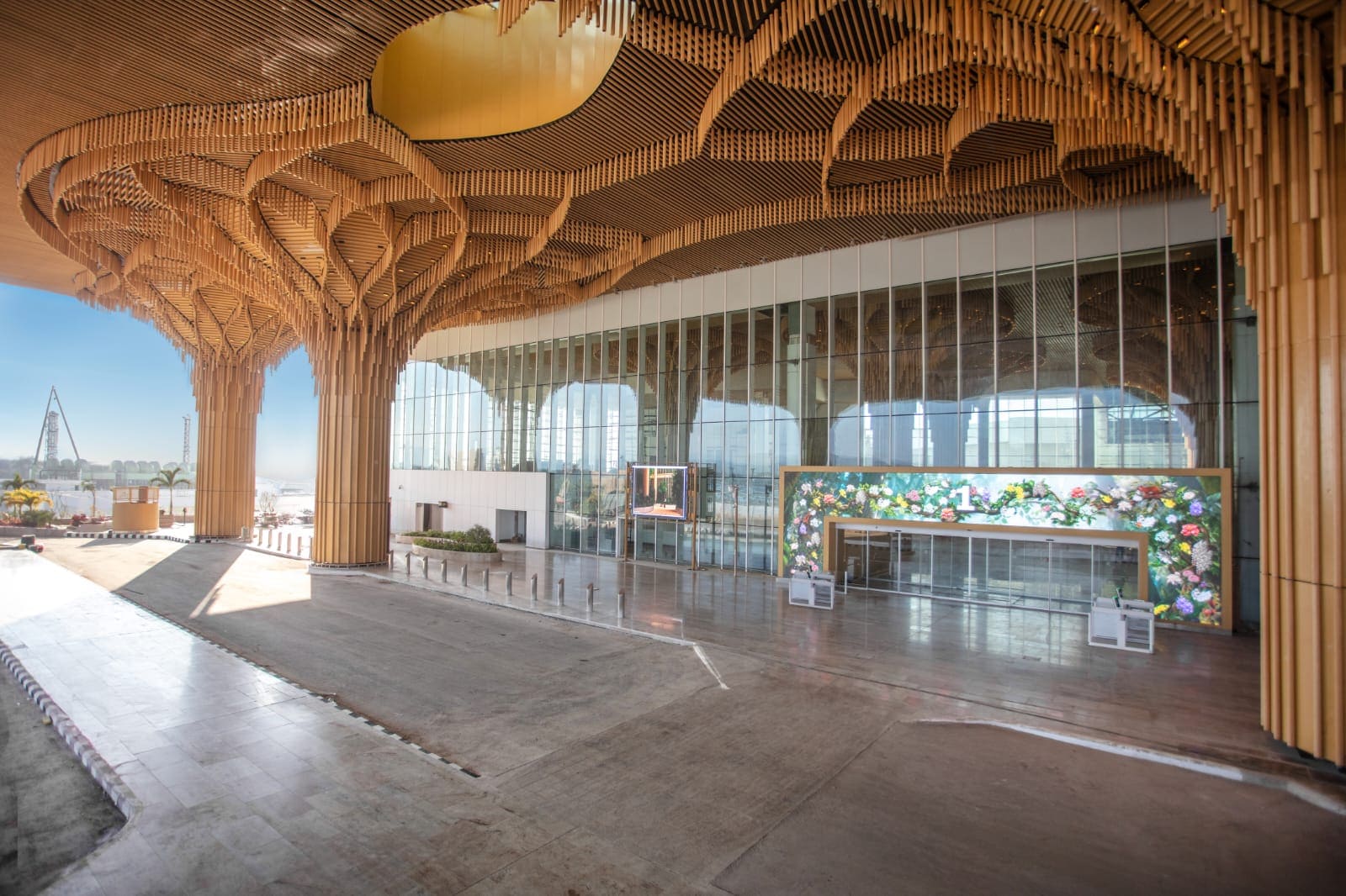 टर्मिनल का वास्तुशिल्प असम के प्रसिद्ध कोपौ फूल के अलावा असम के भोलुका बांस और अरुणाचल के अपतानी बांस से प्रेरित है.