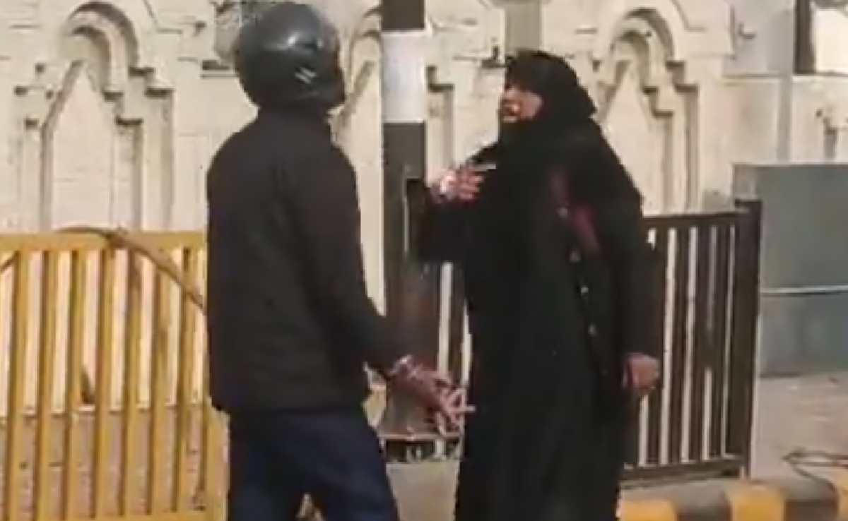 मुरादाबाद में सड़क पर आई मिया- बीवी की लड़ाई, मां को पीटने से रोकती नजर आई बच्ची, नहीं माना पिता