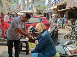 ईमानदारी की मिसाल बना नरेंद्र बिलोची, पुष्कर में विदेशी पर्यटक के खोए पर्स लौटाने के किया यह काम