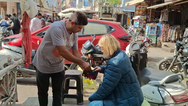 ईमानदारी की मिसाल बना नरेंद्र बिलोची, पुष्कर में विदेशी पर्यटक के खोए पर्स लौटाने के किया यह काम