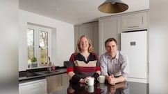 रसोई की मरम्मत कर रहा था कपल, हथौड़ा चलाते ही निकला 400 साल पुराना खजाना, एक झटके में मालामाल हुए पति-पत्नी