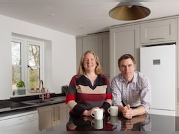 रसोई की मरम्मत कर रहा था कपल, हथौड़ा चलाते ही निकला 400 साल पुराना खजाना, एक झटके में मालामाल हुए पति-पत्नी