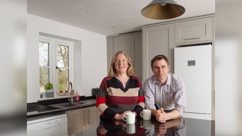 रसोई की मरम्मत कर रहा था कपल, हथौड़ा चलाते ही निकला 400 साल पुराना खजाना, एक झटके में मालामाल हुए पति-पत्नी