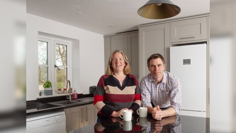 रसोई की मरम्मत कर रहा था कपल, हथौड़ा चलाते ही निकला 400 साल पुराना खजाना, एक झटके में मालामाल हुए पति-पत्नी