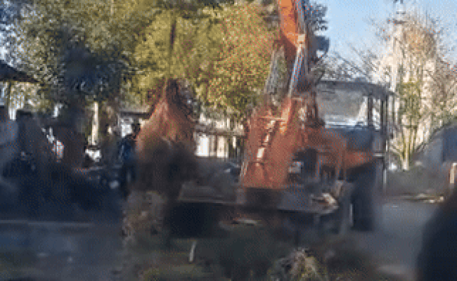 Rajasthan: कुएं में लड़ते-लड़ते गिरे दो सांड, रस्सियों से बांधकर हाइड्रोलिक क्रेन के सहारे निकाला बाहर