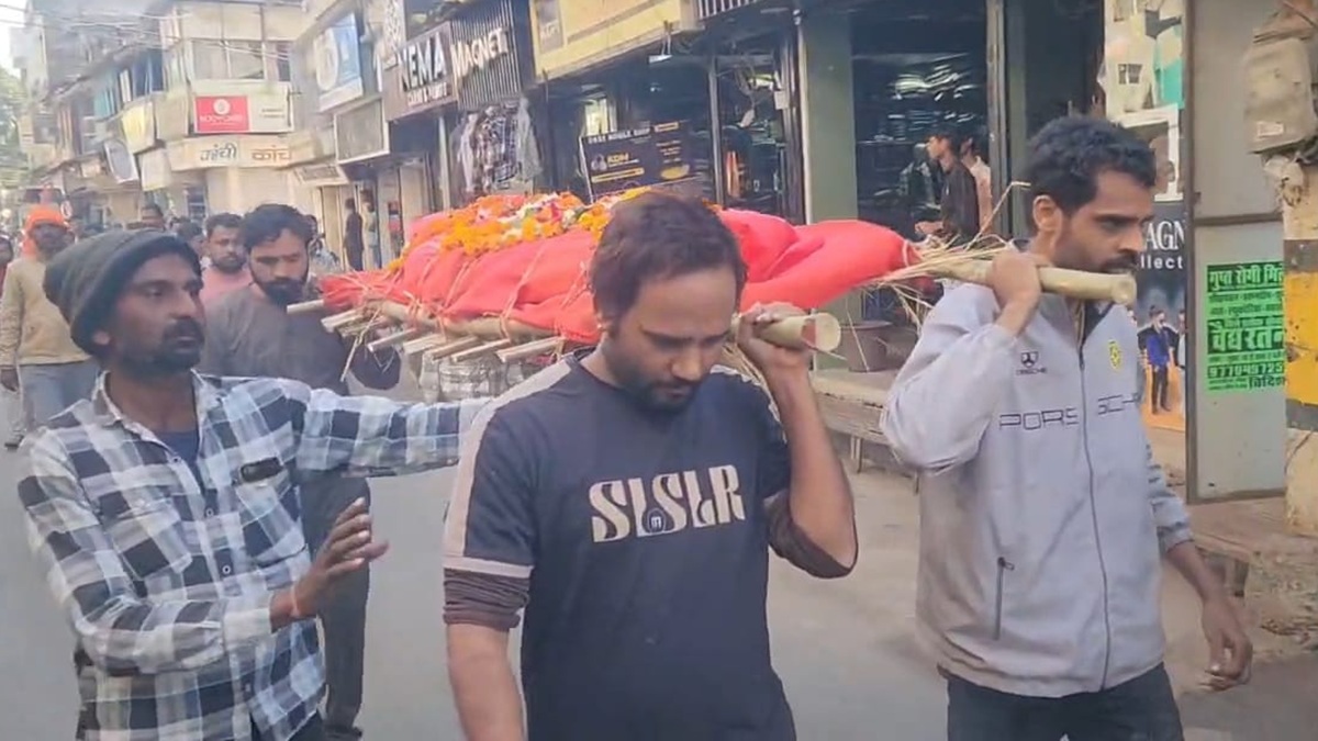 जिंदा बेटी का अंतिम संस्कार: आटे से पुतला बनाकर सजाई अर्थी, जान&zwj;िए इस पर&zwj;िवार की क्&zwj;या थी मजबूरी?