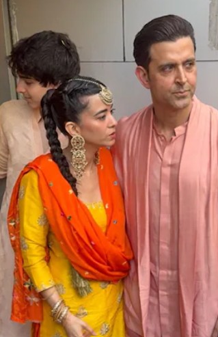 भाई की शादी में ऋतिक रोशन, दोनों बेटे और गर्लफ्रेंड सबा भी थीं साथ, एथनिक लुक ने जीता दिल